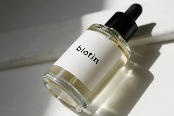 Biotin Nguyên Liệu Mỹ Phẩm: Thành Phần Vàng Cho Da và Tóc Khỏe Đẹp